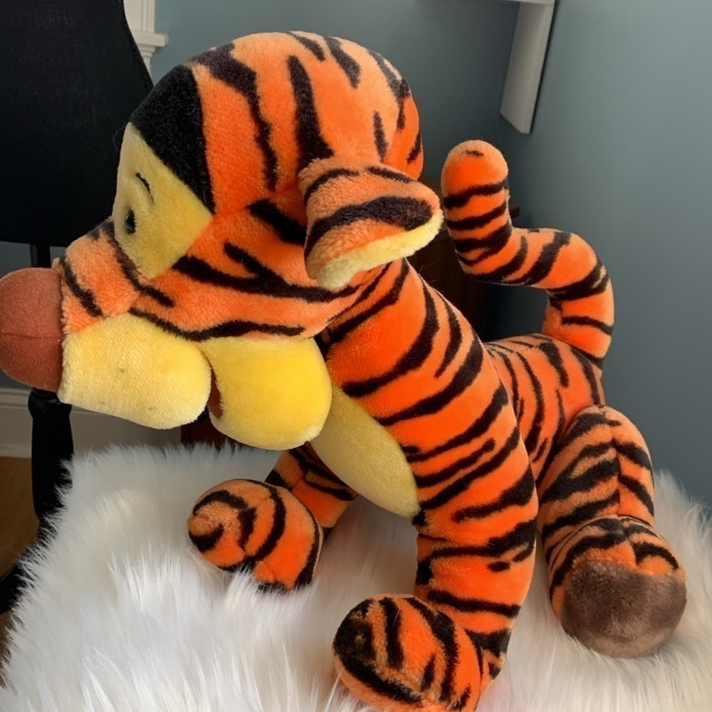 AUTHENTIC Disney Tigger large stuffed plush!! RARE and Vintage collectible - Picture 2 of 3